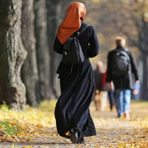 junge Muslima im Herbst